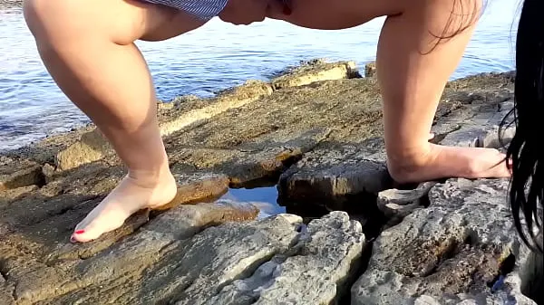 Wife pees outdoor on the beach 최고의 영화 표시