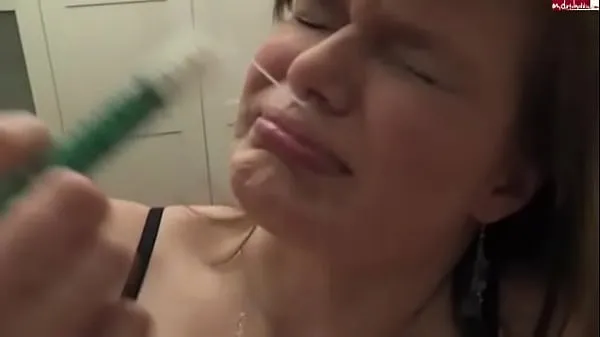Pokaż Girl injects cum up her nose with syringe [no sound najlepsze filmy