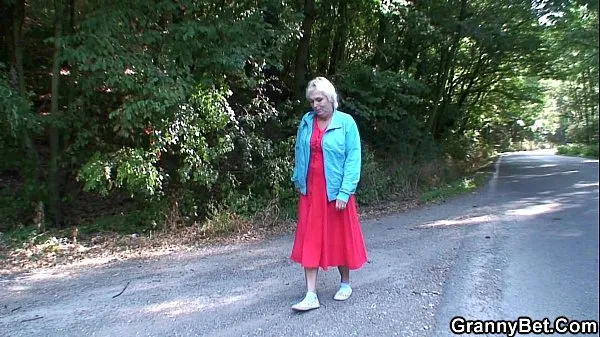 He picks up and bangs 80 years old granny outside En iyi Filmleri göster