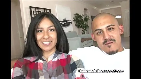 Vis Hot Latino couple fucking on couch beste filmer