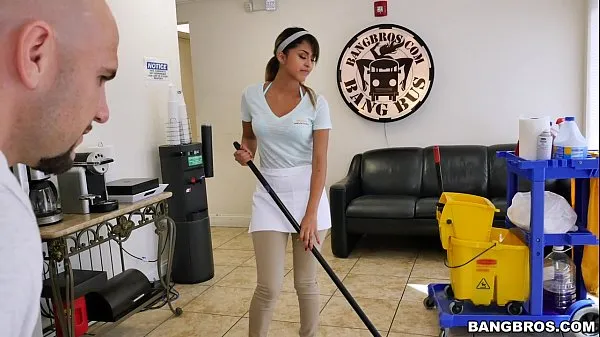 Toon BANGBROS - The new cleaning lady swallows a load beste films