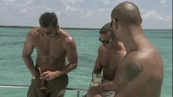 Zobraziť Hot slut is banged on the deck of a yacht najlepšie filmy