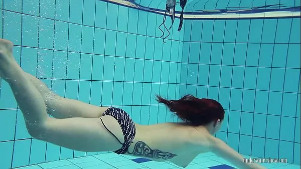 Vis Redheaded Katrin is stripping underwater beste filmer