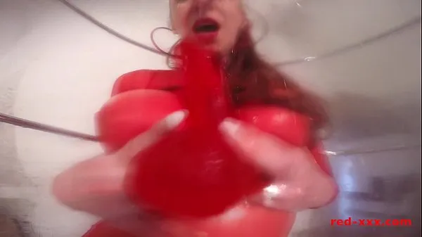 Mutasson MILF Red shoves a dildo in her pussy while taking a shower legjobb filmet
