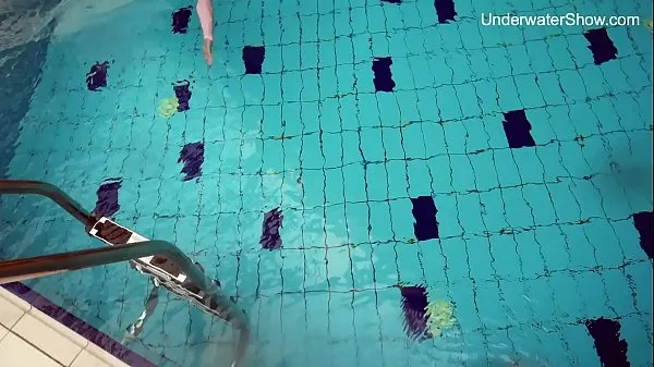 Tampilkan Redhead Simonna showing her body underwater Film terbaik