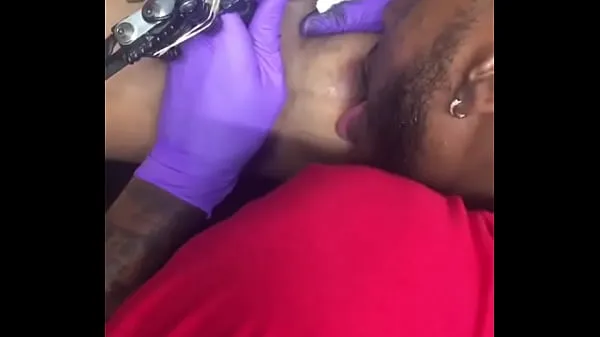 Vis Horny tattoo artist multi-tasking sucking client's nipples bedste film