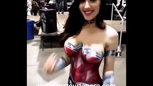 Εμφάνιση Naked Wonder Woman body painting,amateur teen καλύτερων ταινιών