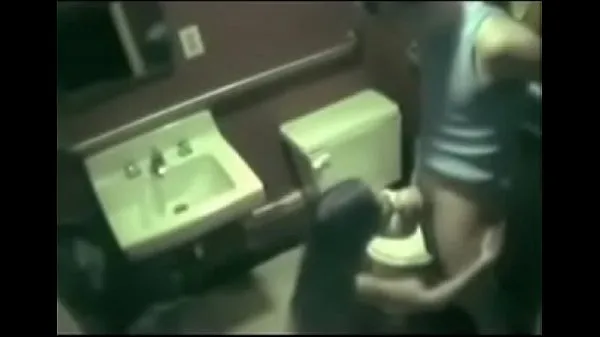 显示Voyeur Caught fucking in toilet on security cam from最好的电影