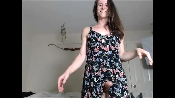 Vis Shemale in a Floral Dress Showing You Her Pretty Cock beste filmer