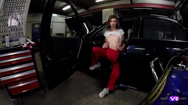 Tera Link - Cute Female Mechanic Plays Solo in the Car Servicebeste Filme anzeigen