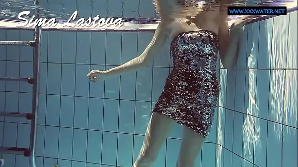 Tampilkan Lastova being flashy underwater Film terbaik