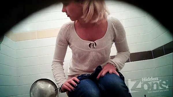 Mutasson Successful voyeur video of the toilet. View from the two cameras legjobb filmet