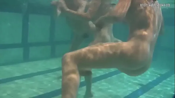 Mutasson Sexy girls swirling in the water together legjobb filmet
