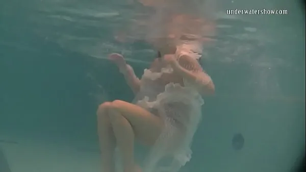 Vis White moth in a dress underwater bedste film
