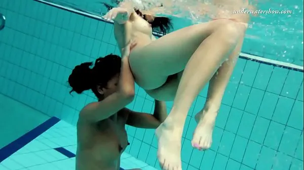 Two sexy lesbians in the pool En iyi Filmleri göster