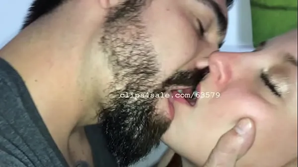 最高の映画Casey and Aaron Kissing Video 1表示