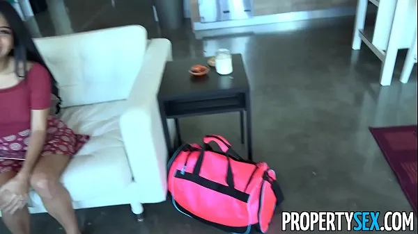 PropertySex - Horny couch surfing woman takes advantage of male host بہترین فلمیں دکھائیں
