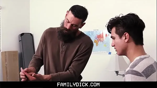 FamilyDick - StepDaddy teaches virgin stepson to suck and fuck 최고의 영화 표시