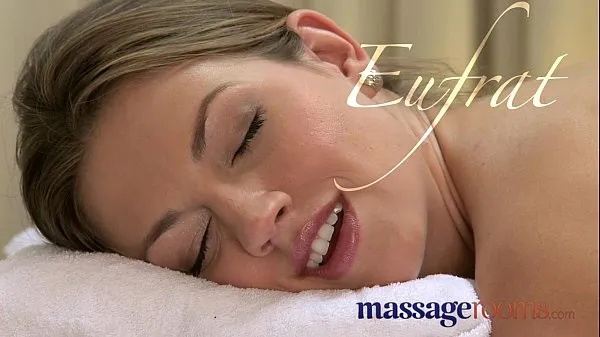 Tampilkan Massage Rooms Hot pebbles sensual foreplay ends in 69er Film terbaik