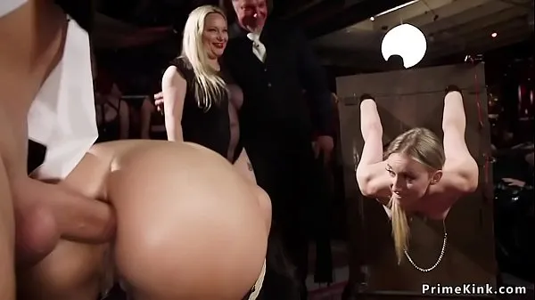 Mostrar Esclava es follada anal en una fiesta bdsm orgía en el piso superior las mejores películas