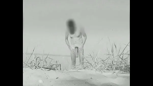 Tampilkan Huge vintage cock at a German nude beach Film terbaik