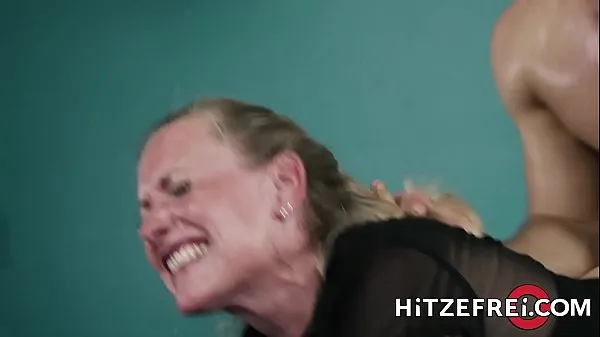HITZEFREI Blonde German MILF fucks a y. guy En iyi Filmleri göster