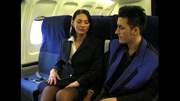 Tunjukkan Brunette beauty wearing stewardess uniform gets fucked on a plane Filem terbaik