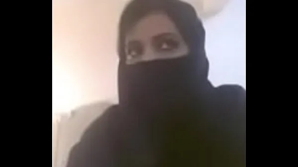 Tunjukkan Muslim hot milf expose her boobs in videocall Filem terbaik