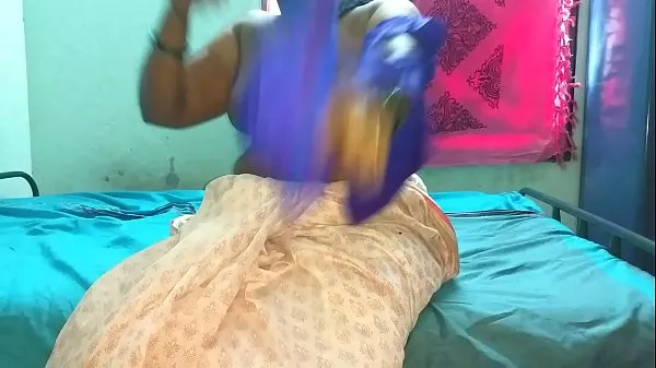Tampilkan Slut mom plays with huge tits on cam Film terbaik