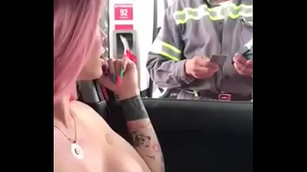 TRANSEX WENT TO FUEL THE CAR AND SHOWED HIS BREASTS TO THE CAIXINHA FRONTMAN 최고의 영화 표시