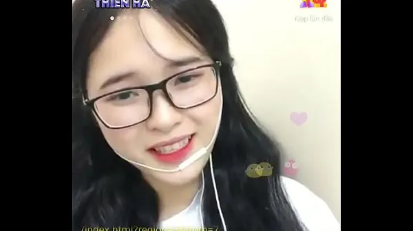 عرض Very pretty Vietnamese girl livestream Uplive أفضل الأفلام
