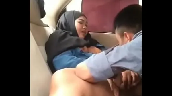 Vis Hijab girl in car with boyfriend beste filmer