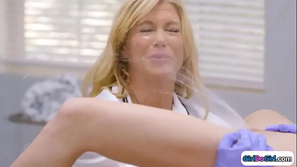 Unaware doctor gets squirted in her face 최고의 영화 표시