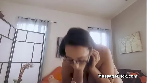 Tampilkan Curvy big tit nerd pov fucked during massage Film terbaik