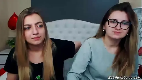 عرض Two brunette amateur teen lesbian hotties stripping and tying in bed then licking in their private live webcam show on homemade footage أفضل الأفلام
