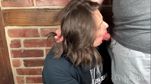 Facefucking a youtuber with pulsating cumshot in her mouth En iyi Filmleri göster
