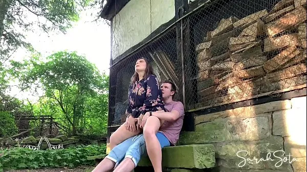 Visa Outdoor sex at an abondand farm - she rides his dick pretty good bästa filmer