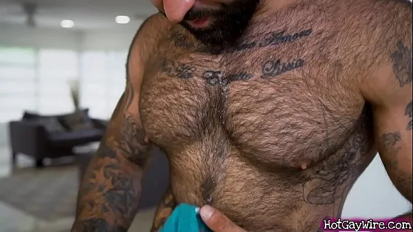 Prikaži Guy gets aroused by his hairy stepdad - gay porn najboljših filmov