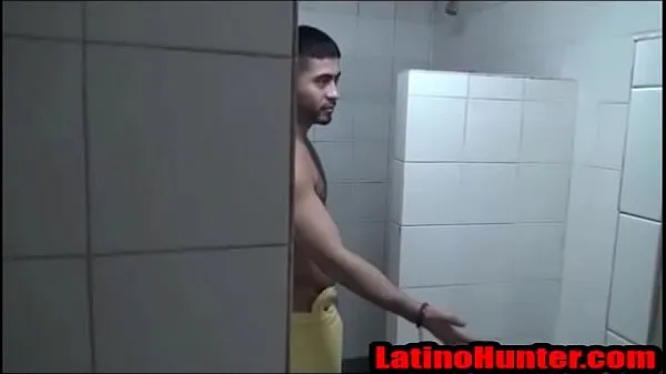 Vis Anon Latino Gay sex at the Locker Room Showers beste filmer