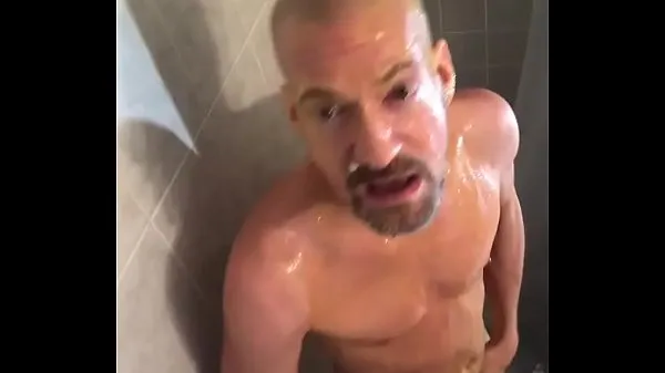 Eggs cracked on bald head for a naked messy wank 최고의 영화 표시