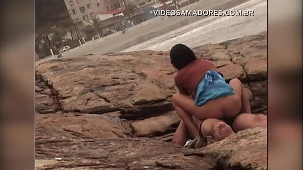 Vis Busted video shows man fucking mulatto girl on urbanized beach of Brazil bedste film
