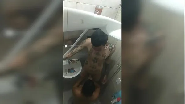 显示I filmed the new girl in the bath, with her mouth on the tattooed's cock... She Baez and Dluquinhaa最好的电影