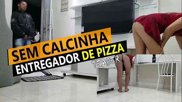 Cristina Almeida receiving pizza delivery in mini skirt and without panties in quarantine 최고의 영화 표시