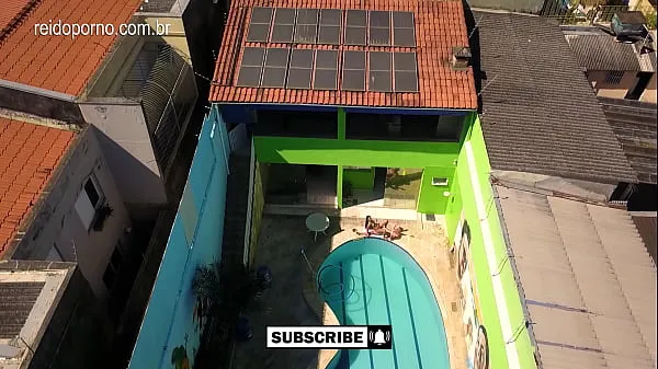 Prikaži Incredible video of DRONE in São Paulo that catches couple fucking by the pool najboljših filmov