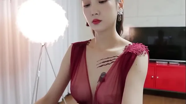 Beautiful lady shows her sexy figure and big boobs 최고의 영화 표시