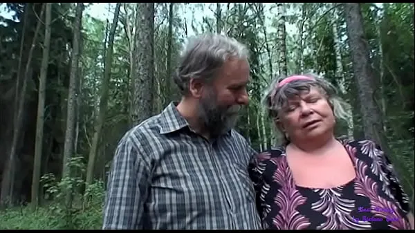 Näytä The girl looking for sees an older lady with big tits fucking with her old husband and gets very horny parasta elokuvaa