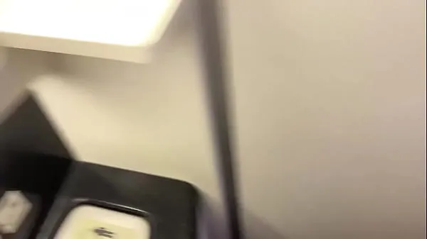 Vis In the toilet of the plane, I follow my husband to get fucked and fill my mouth before take off beste filmer