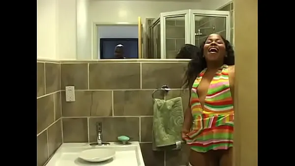 Ebony chick in white fishnet stockings pissing in the toilet and filming En iyi Filmleri göster