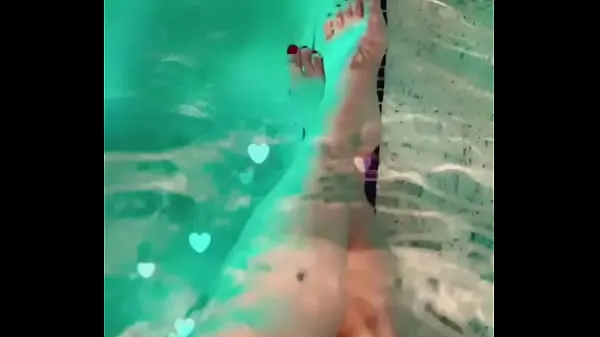 Mutasson Sexy Native Feet In Swimming Pool legjobb filmet