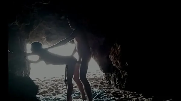 Toon At the beach, hidden inside the cave beste films